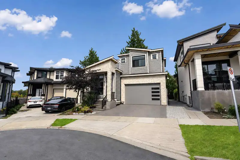 6342 150A STREET - photo 3 of 37