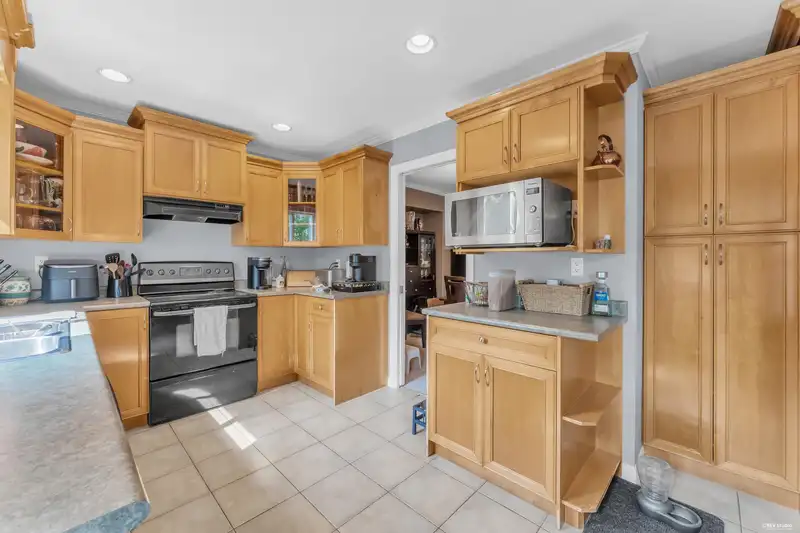 8333 167A STREET - photo 2 of 40