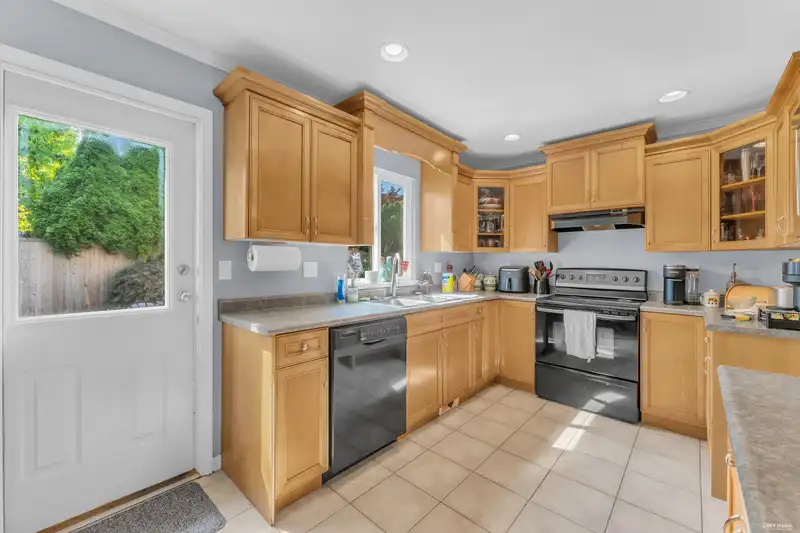 8333 167A STREET - photo 3 of 40