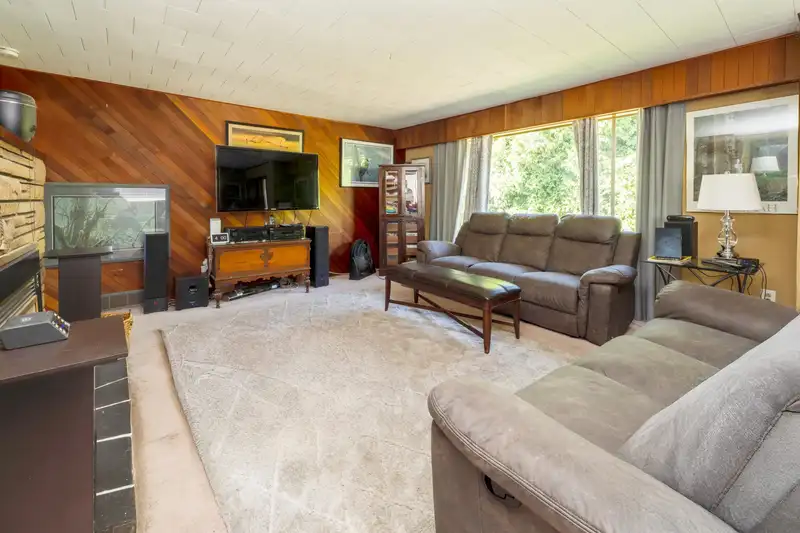 14290 88 AVENUE - photo 4 of 23