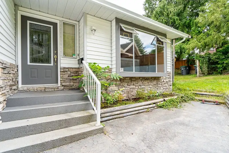 7518 149A STREET - photo 4 of 34