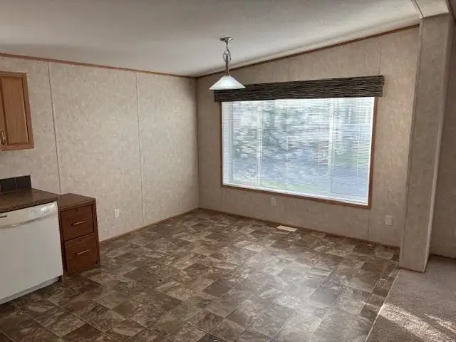 97 7790 KING GEORGE BOULEVARD - photo 3 of 8