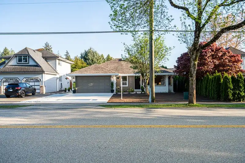 15512 112 AVENUE - photo 2 of 39