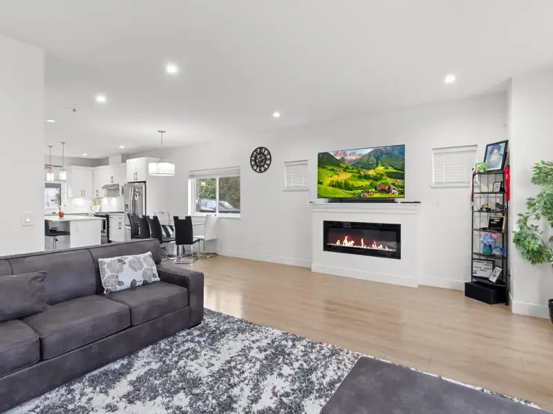 14002 60A AVENUE - photo 4 of 25