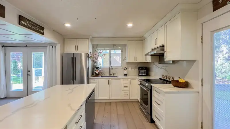 15910 100A AVENUE - photo 4 of 29