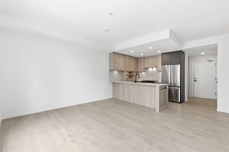 512 19577 65B AVENUE - photo 2 of 22