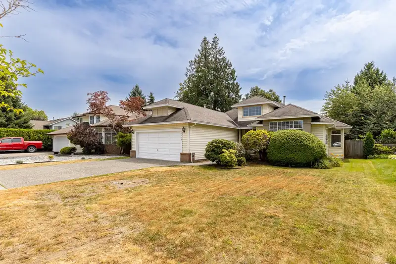 15514 108 AVENUE - photo 3 of 38