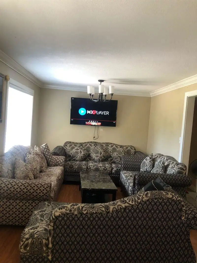 14355 72 AVENUE - photo 2 of 5