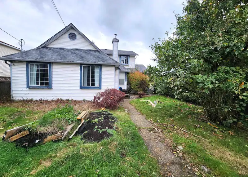 15947 88 AVENUE - photo 2 of 39