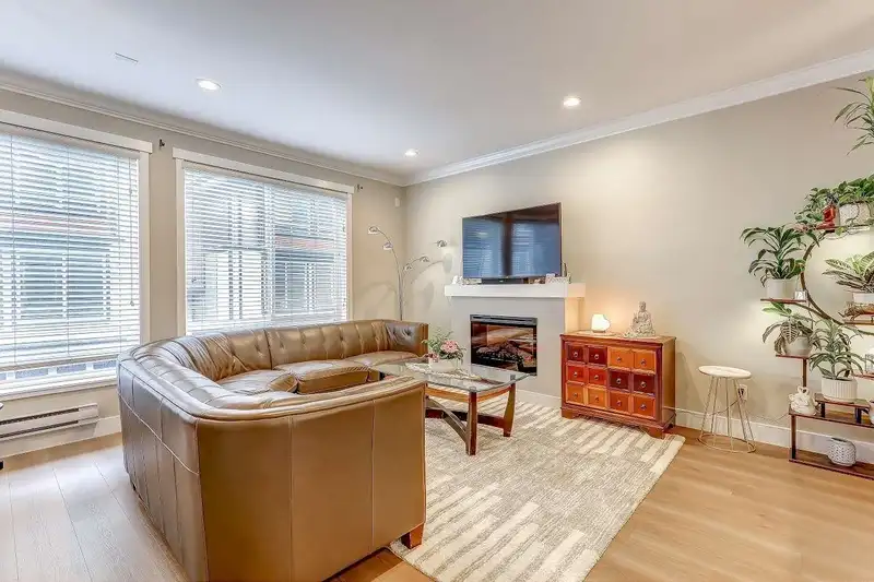3 6378 142 STREET - photo 1 of 35