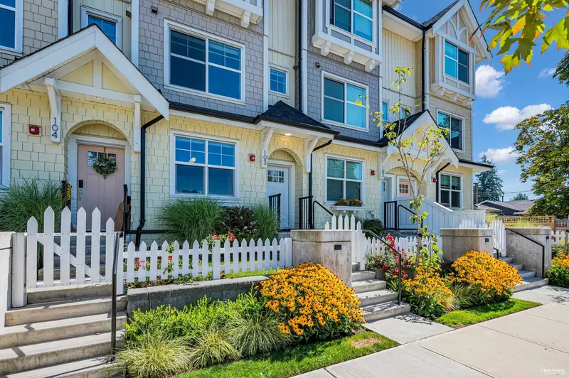 103 707 ROBINSON STREET - photo 2 of 25