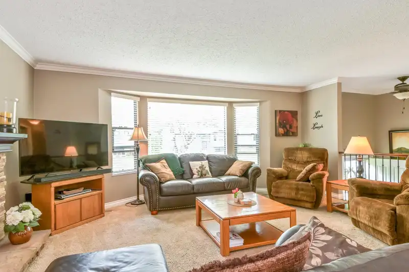 6154 171A STREET - photo 4 of 34