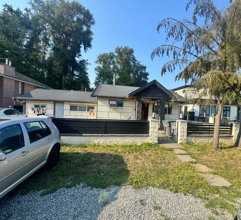 13317 84 AVENUE - photo 2 of 5