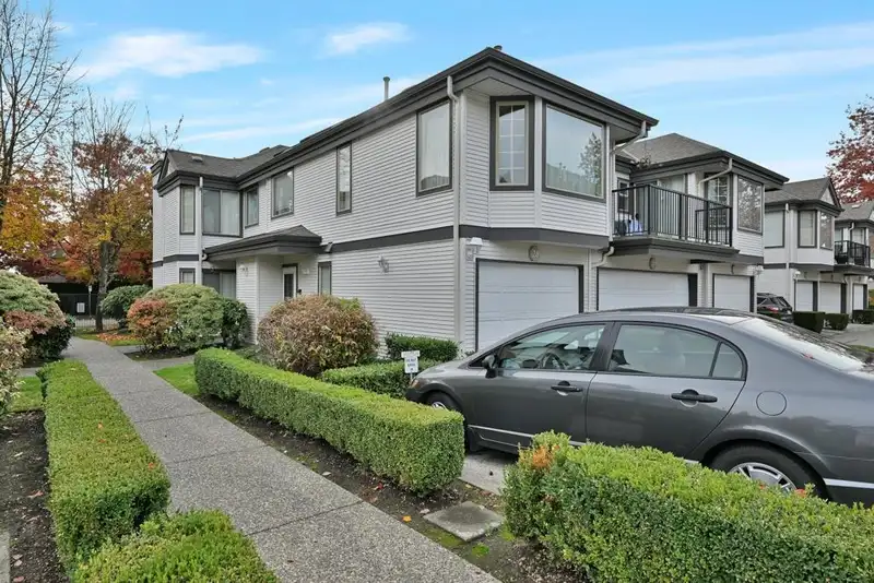 28 15840 84 AVENUE - photo 2 of 31