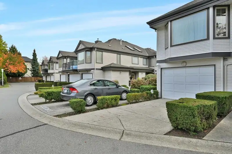 28 15840 84 AVENUE - photo 3 of 31