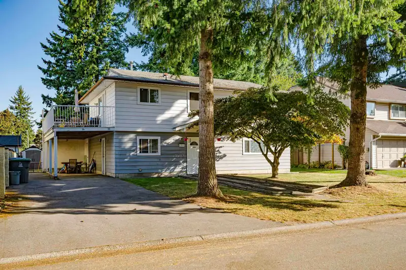 12891 69 AVENUE - photo 2 of 32