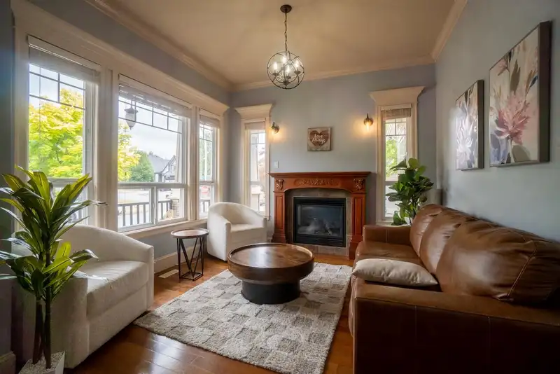 18938 54A AVENUE - photo 4 of 40