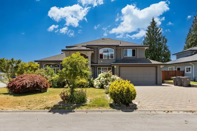 15696 82A AVENUE - photo 4 of 40